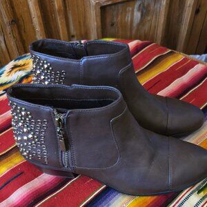 YELLOW BOX OAK STUDDED ANKLE BOOT  Sz 7